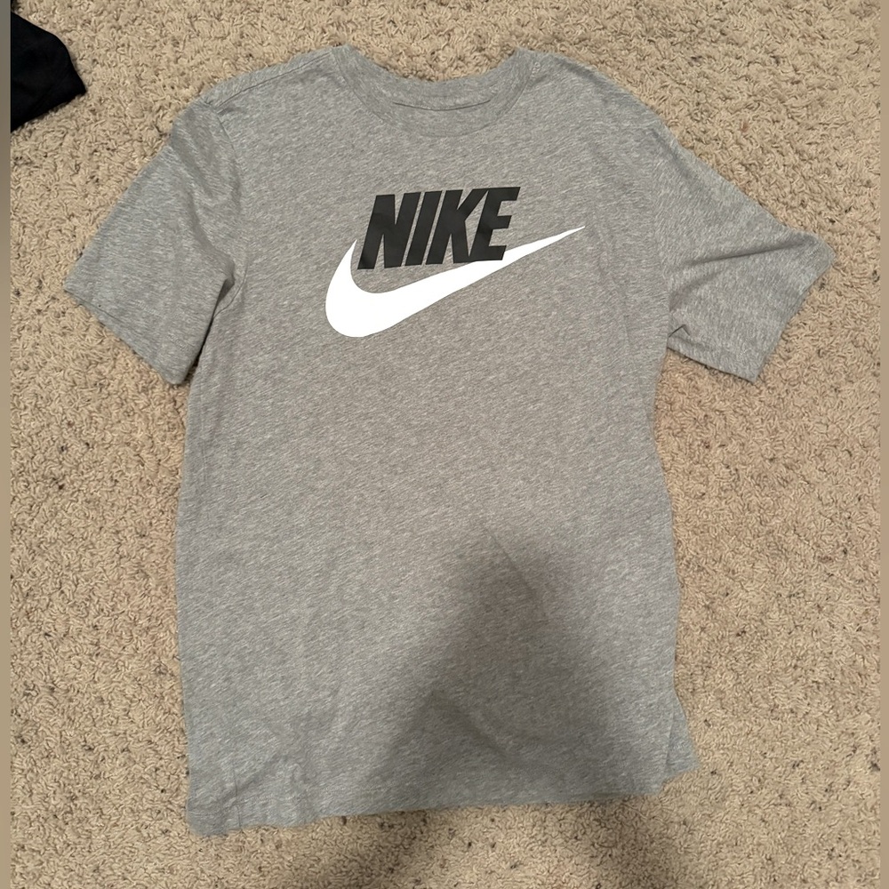 M grey nike tshirt